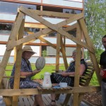 2 mamies à Ylivieska, Finlande, nous offrent le café et des gauffres aux sucres tout en discutant de notre voyage :)