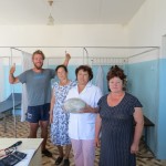 3 infirmières nous invitent à prendre le thé au milieu du Kazakhstan!!