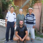 Papy Kyrgyz nous reveille a 7h du mat' pour nous proposer le petit dej! Bien sur qu'on se leve !!
