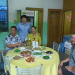 Nous arrivons le jour des 1 an du fiston de cette famille chinoise...En plus de nous permettre de poser la tente sous leur preau, ils nous invitent au repas!! Autant vous dire qu'on s'est rempli le bidon :)
