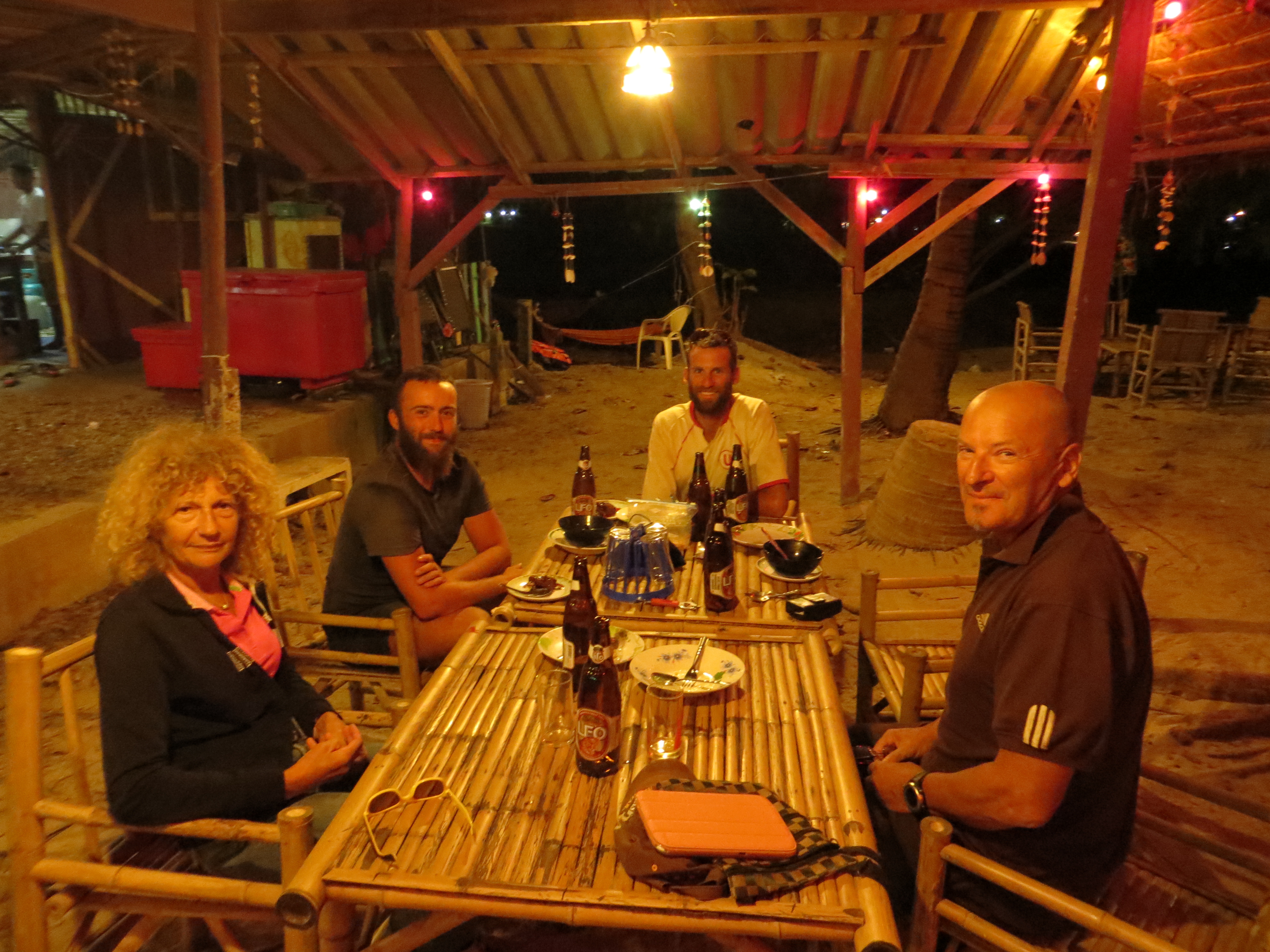 Nous partageons avec Christine et Bernard une excellente soiree sur le bord du golfe de Thailande