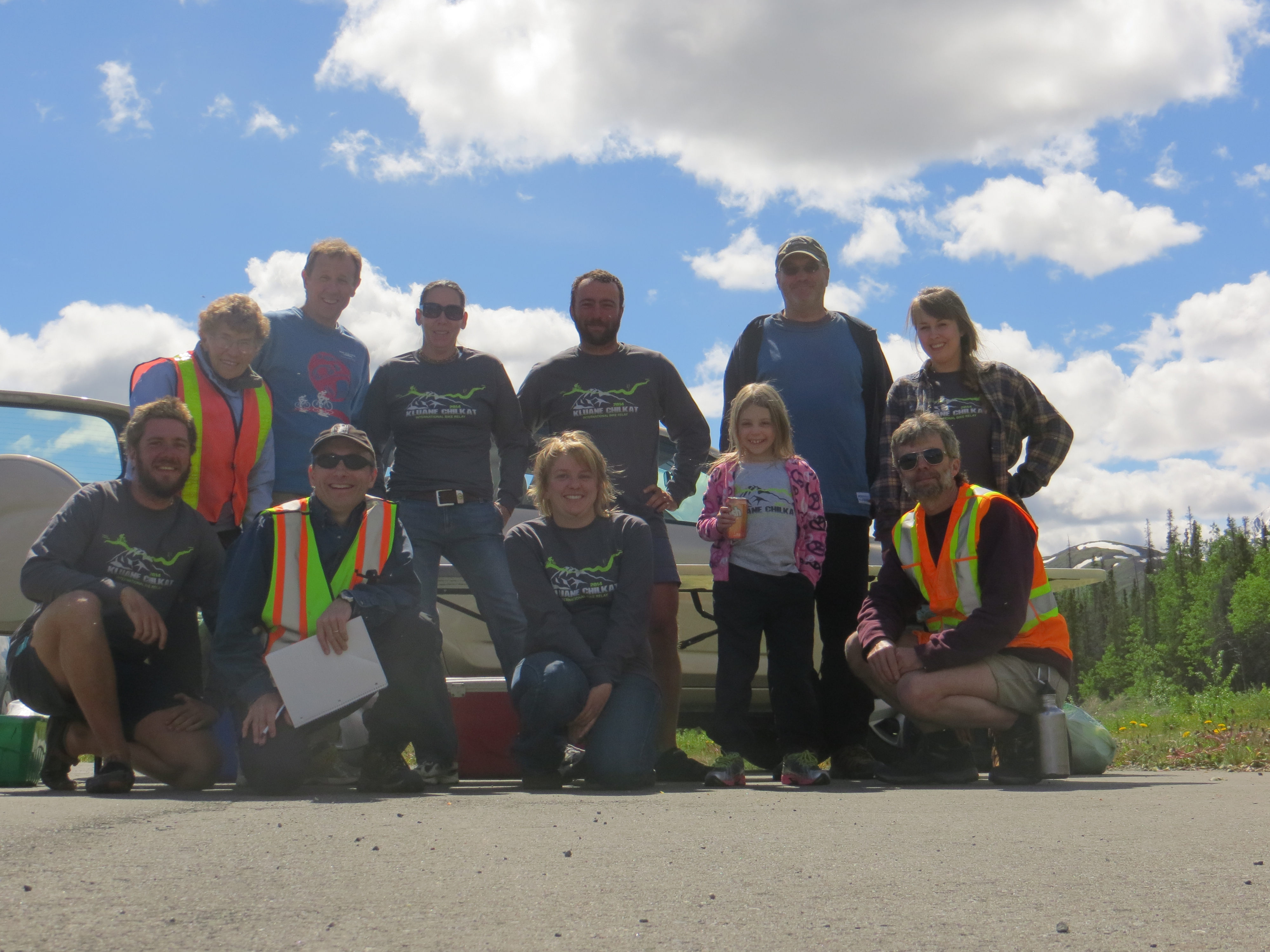 La joyeuse troupe prepare une course en tre Haines Junction (Yukon) et Haines (Alaska). Ils nous offrent le dejeuner sur la route et un sympathique tee-shirt