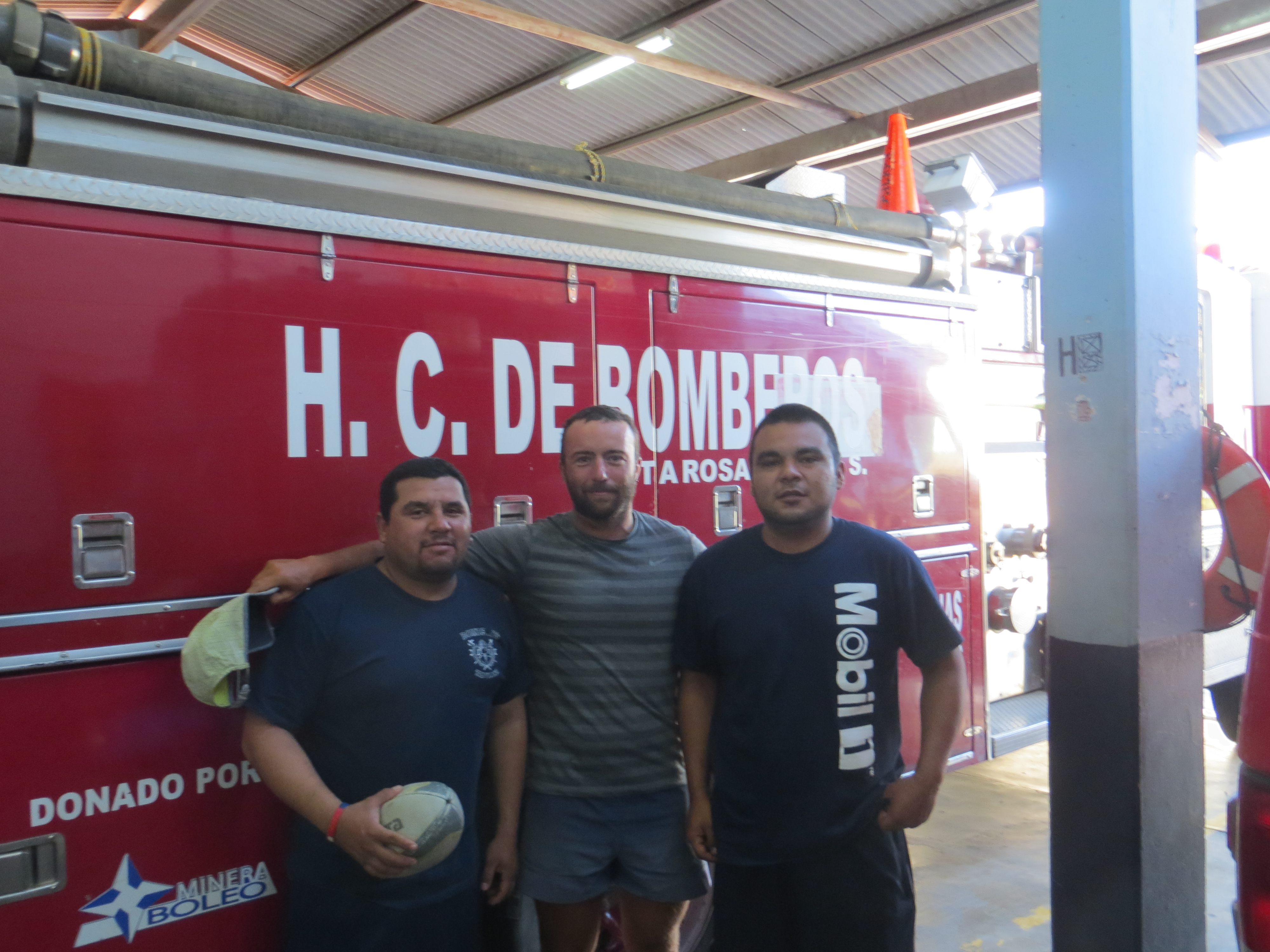Nos premiers pompiers à Santa Rosalita, en Baja California ! Emotion !