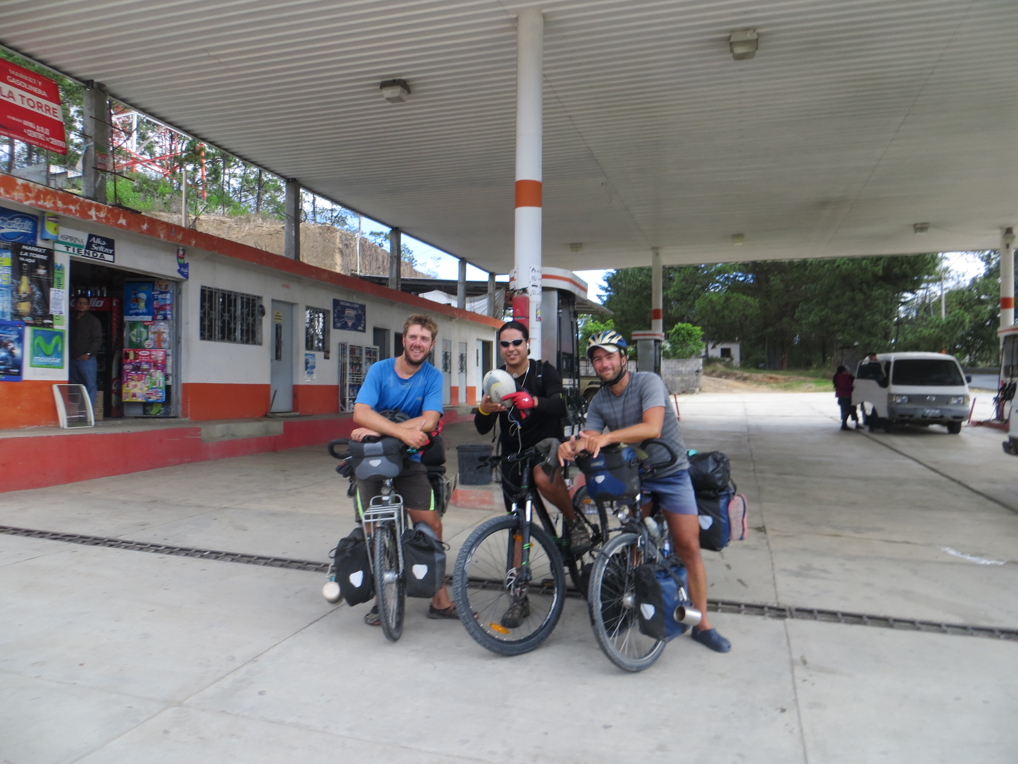 Arturo nous accompagne de bon matin sur les premiers kilomètres de l'étape, après nous avoir hébergés une nuit à Huehuetenango, Guatemala.