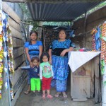 Ces dames nous accordent un coin d'herbe pour planter la tente le long du lac Atitlan, Guatemala.