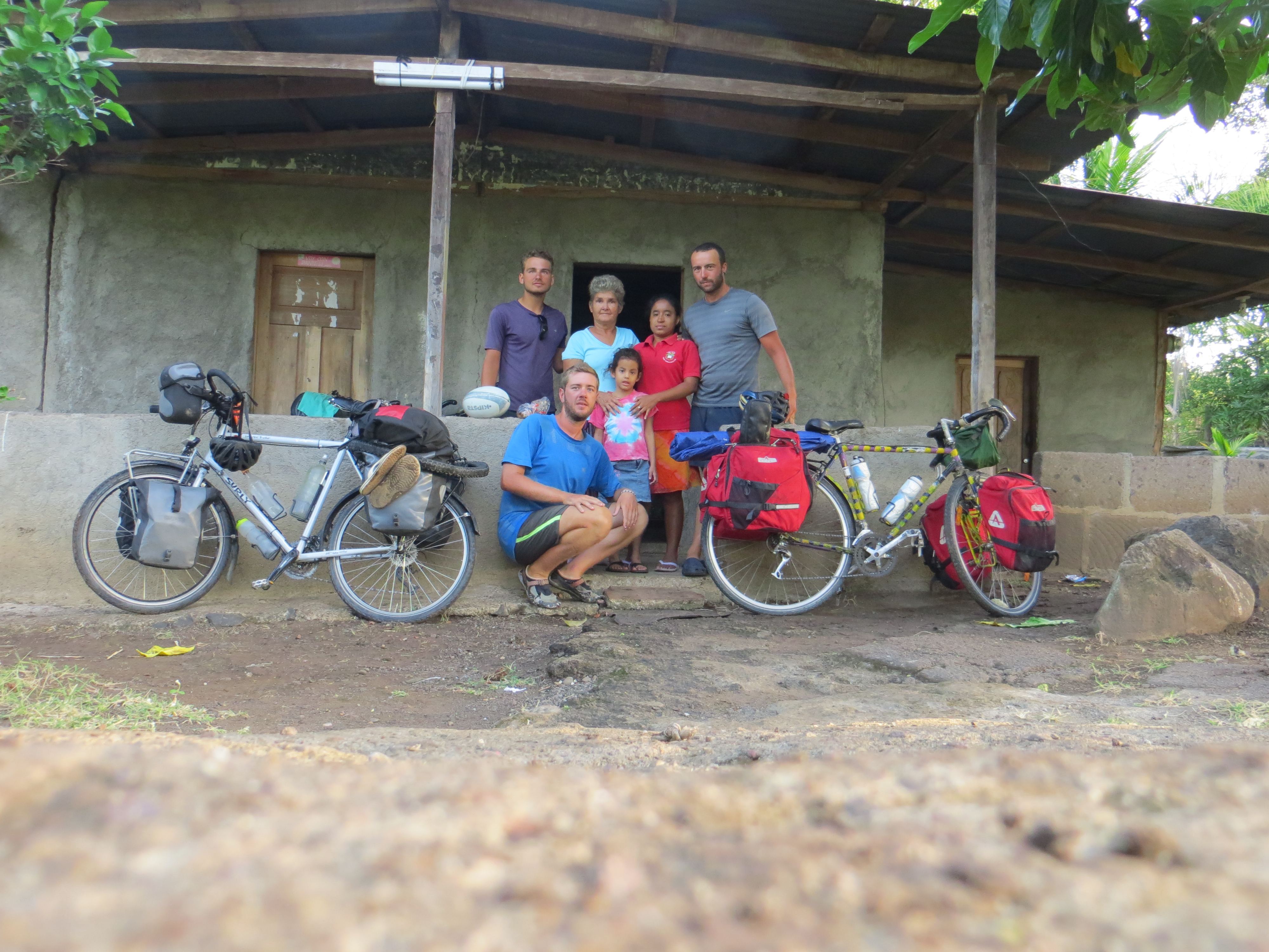 Cette gentille mamy nous reçoit alors que Jérémy vient de casser son axe de roue. Nous passons finalement la nuit sur la terrasse de sa petite maison à l'ouest du lac Nicaragua.