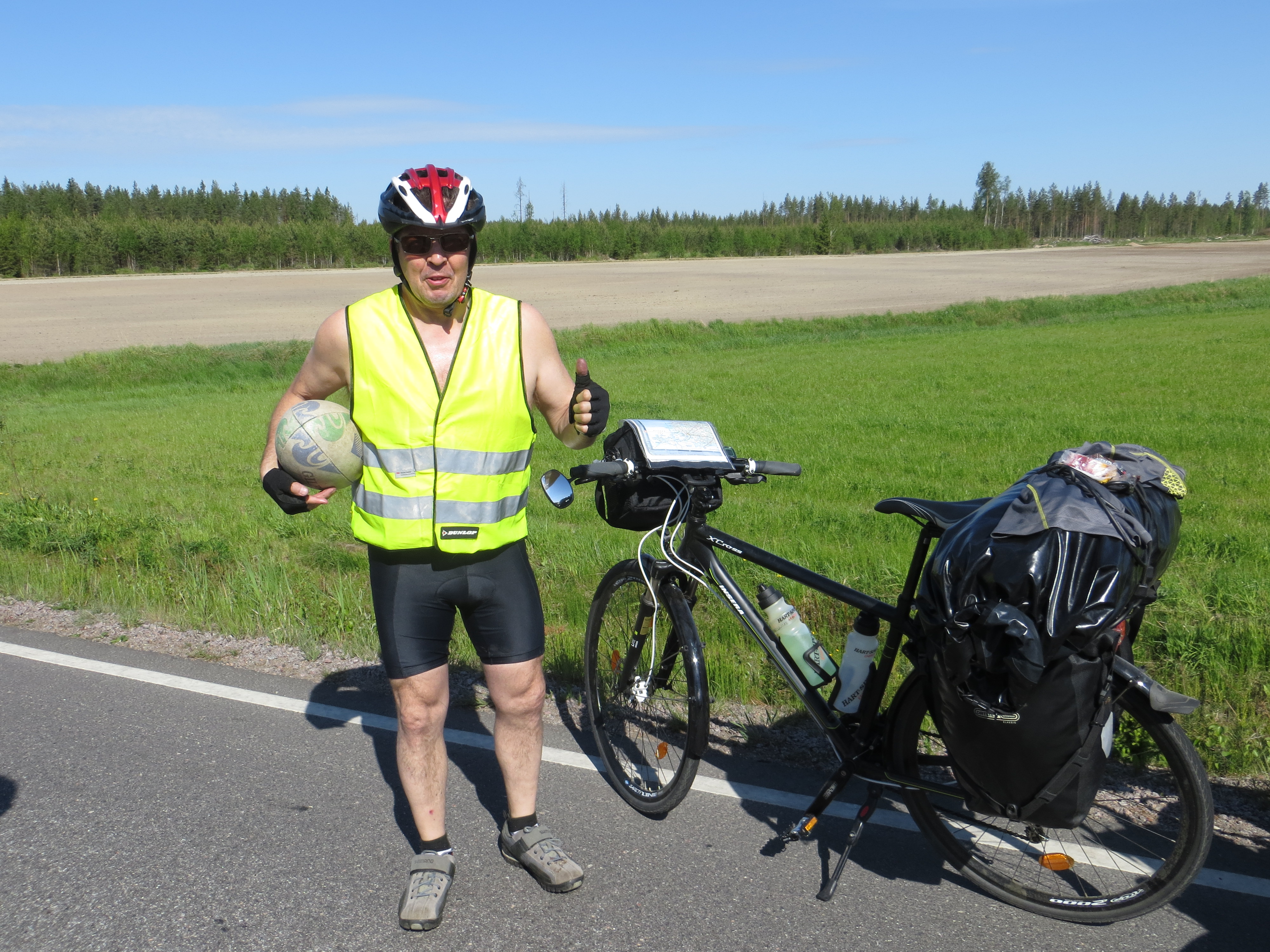 Nous croisons Esa, cycliste finlandais en route pour l'Allemagne, au milieu de la pampa.. seulement quelques minutes d'échanges mais déjà une belle rencontre