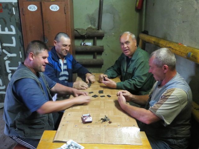 Les quatres larrons russes passent leur journee a jouer aux dominos !!