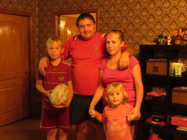 Pavel et sa famille nous accueille dans son jardin et nous nourrit ! Miam