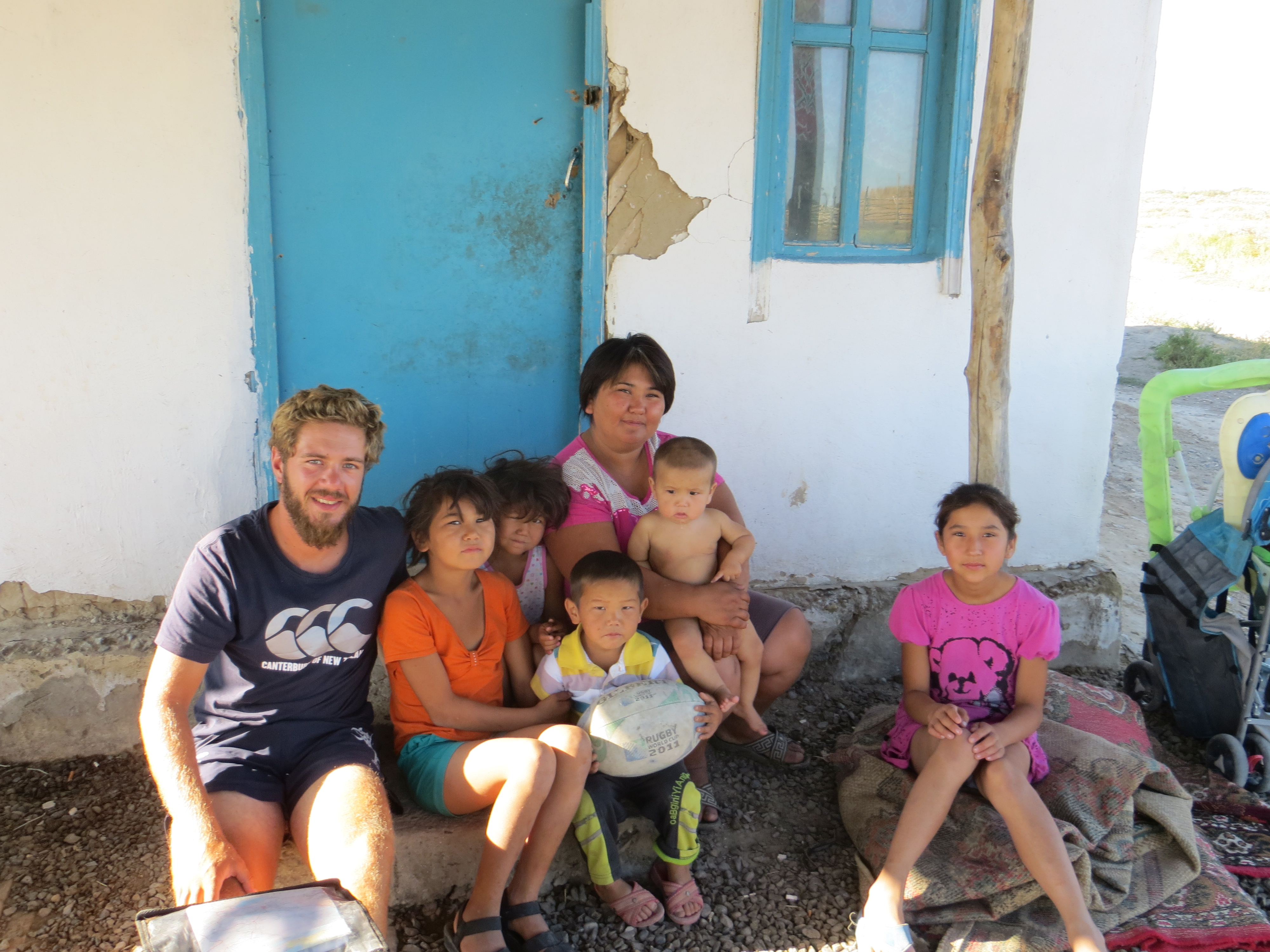 Bardan et ses enfants nous accueillent à bras ouverts dans le désert Kazakh