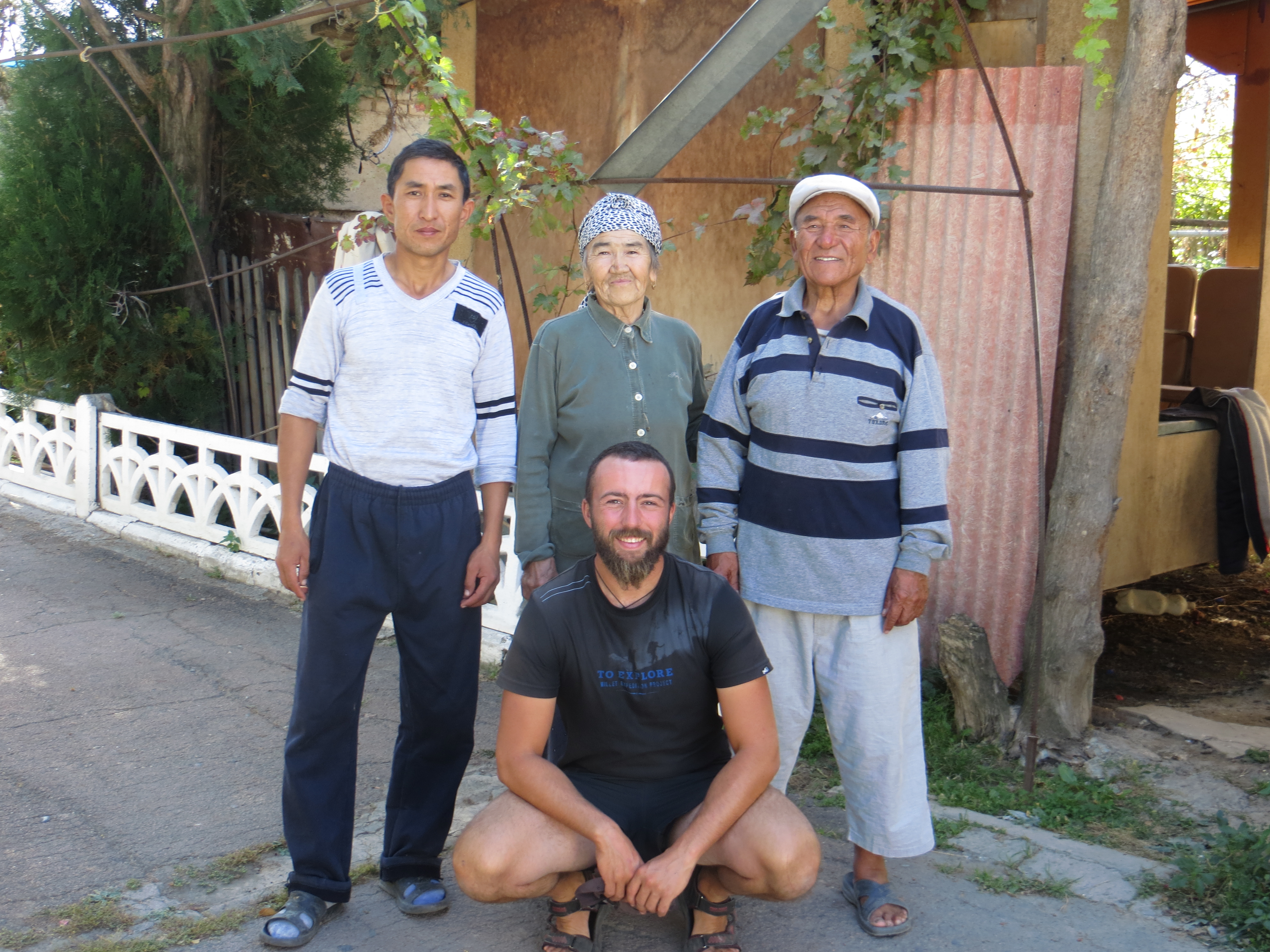 Papy Kyrgyz nous reveille a 7h du mat' pour nous proposer le petit dej! Bien sur qu'on se leve !!