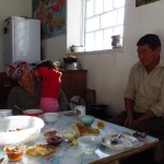 Bruma et son mari nous accepte dans leur maison a Kara-Suu, Kyrgyzstan et nous nourrisse de plof. Miam