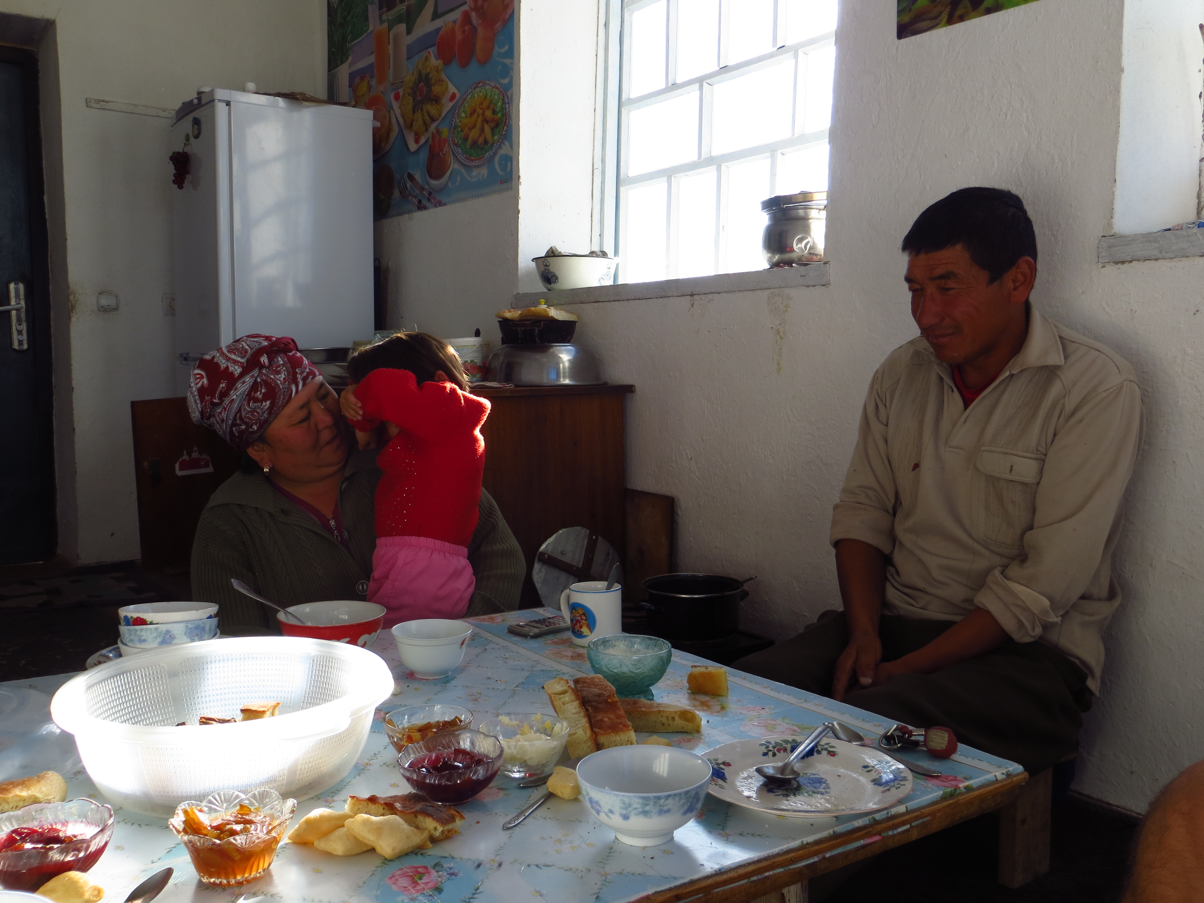 Bruma et son mari nous accepte dans leur maison a Kara-Suu, Kyrgyzstan et nous nourrisse de plof. Miam