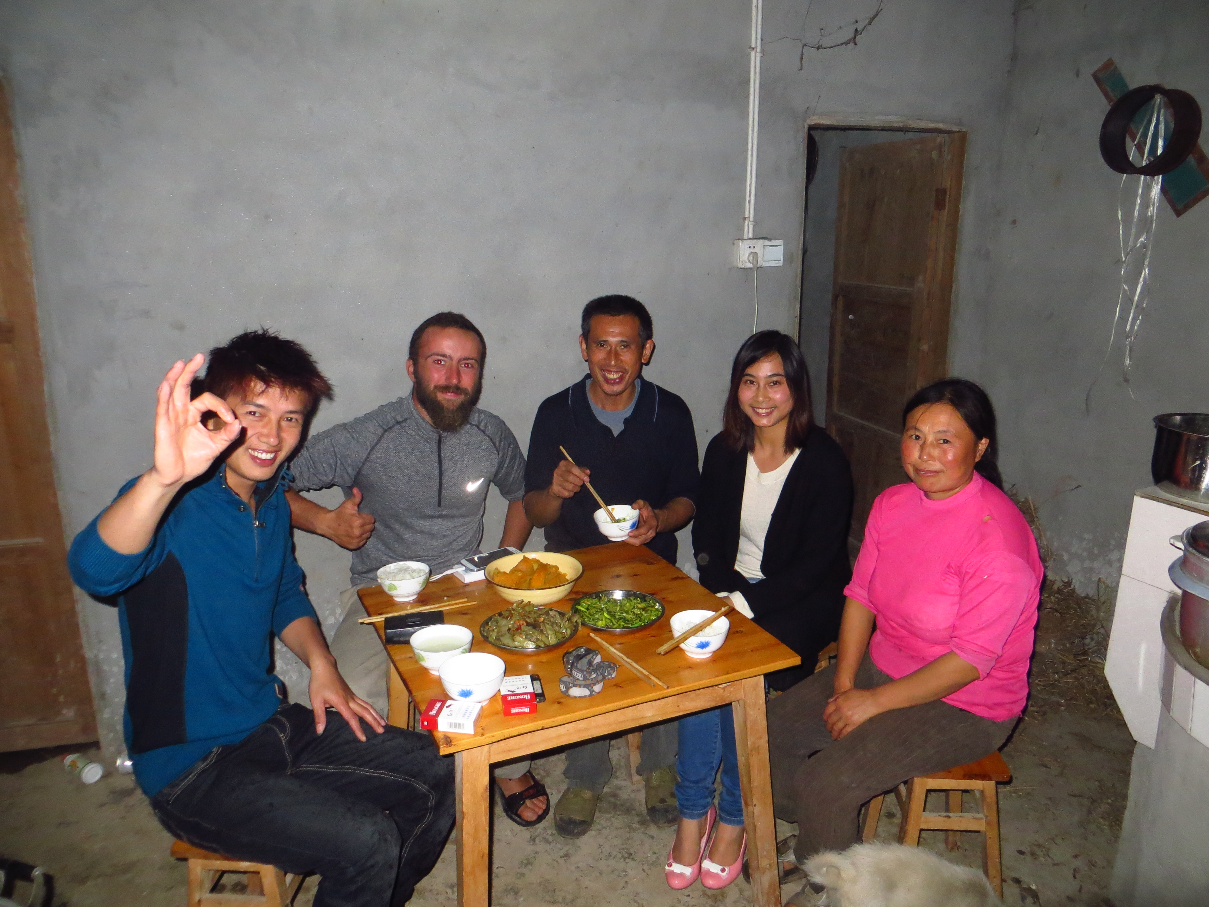Liao nous trouve une place d'enfer dans un champ en Chine. La famille nous invite alors autour de leur table pour partager leur repas !!