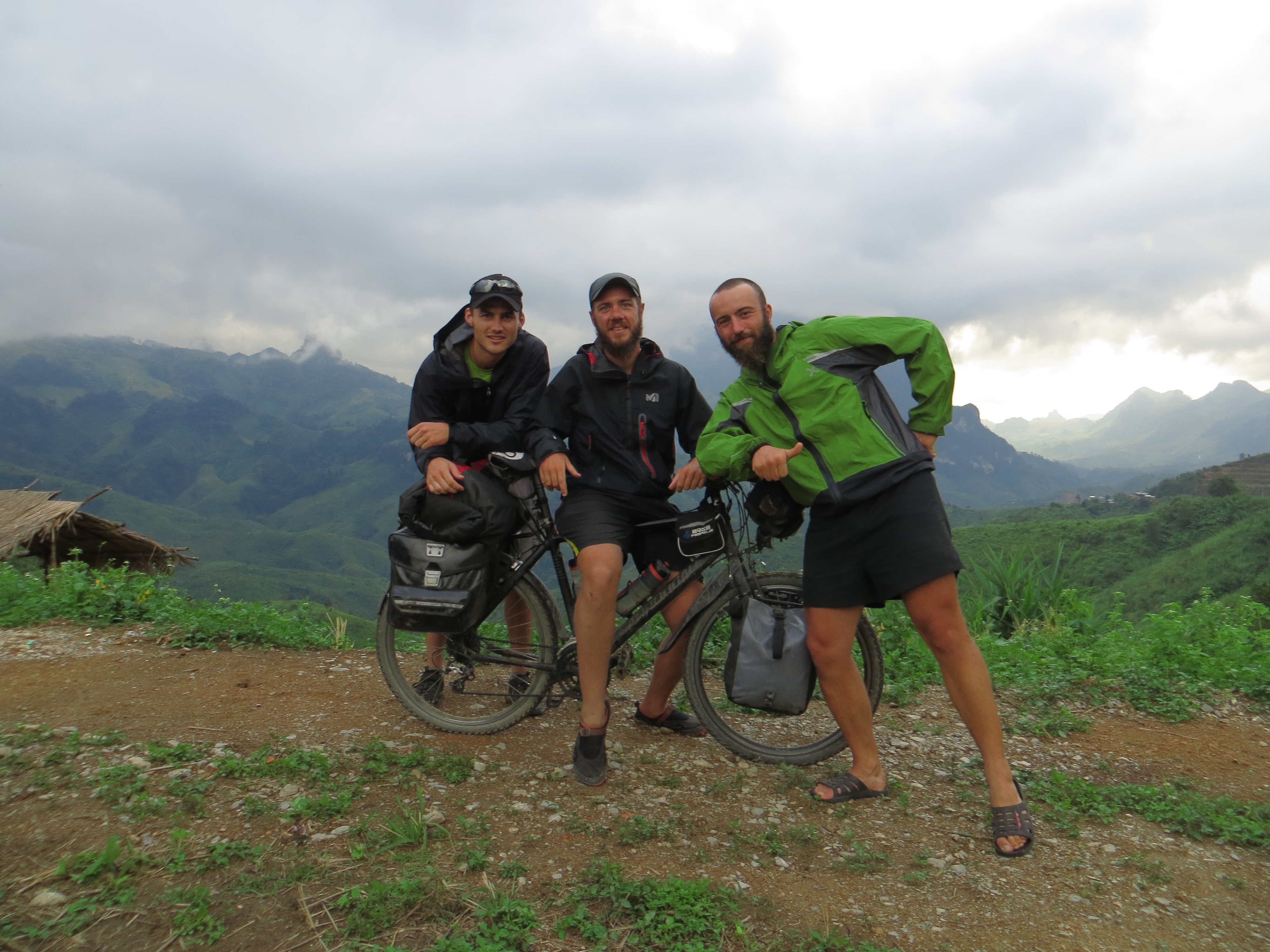 Andy, cycliste australien nous accompagne avec sa bonne humeur durant notre traversée du Laos.