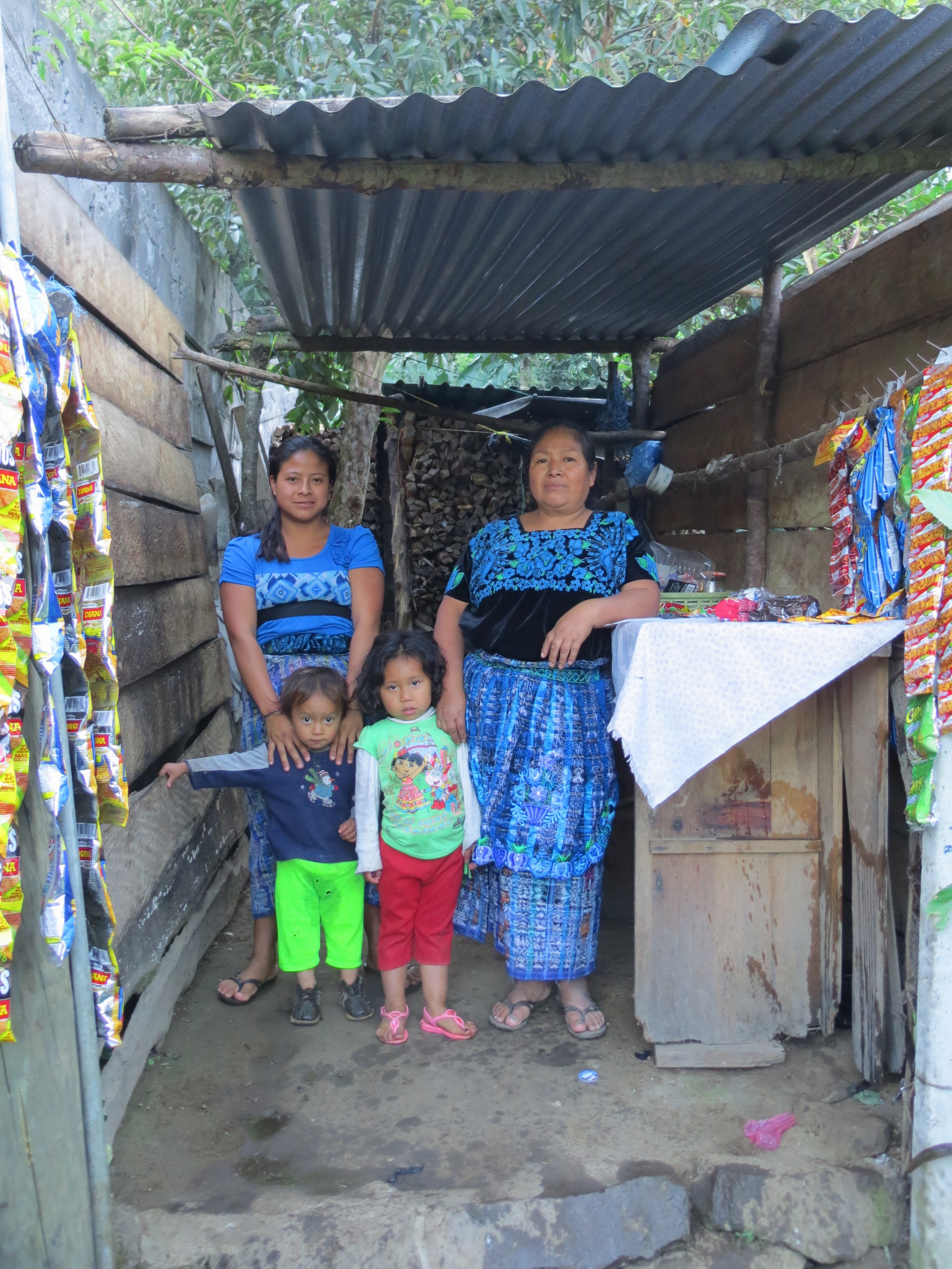 Ces dames nous accordent un coin d'herbe pour planter la tente le long du lac Atitlan, Guatemala.