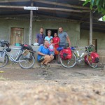 Cette gentille mamy nous reçoit alors que Jérémy vient de casser son axe de roue. Nous passons finalement la nuit sur la terrasse de sa petite maison à l'ouest du lac Nicaragua.